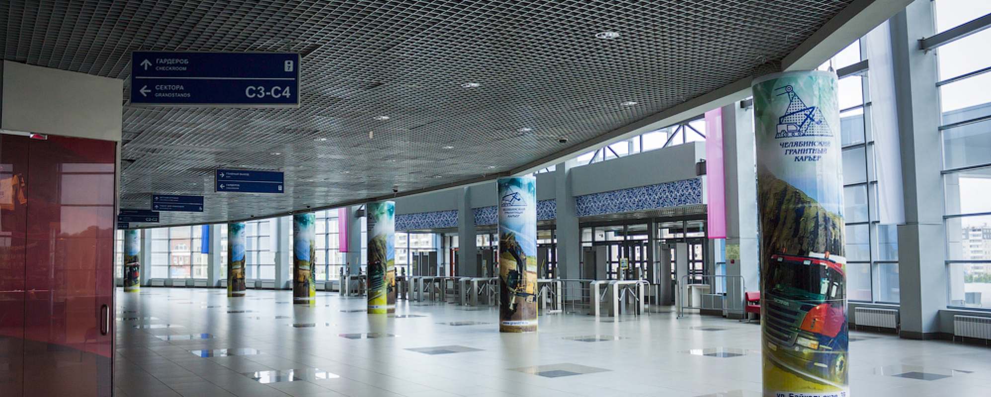 Фотографии фойе Фойе Ледовой арены Трактор