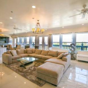 Фотографии апарт отеля
Modern, Spacious Condos with Luxury Amenities