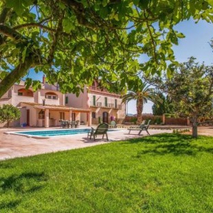 Фотография гостевого дома Huge Holiday Home in Catalonia with Private Swimming Pool