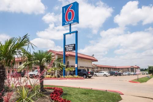 Фотография гостиницы Motel 6-Mesquite, TX - Rodeo - Convention Ctr