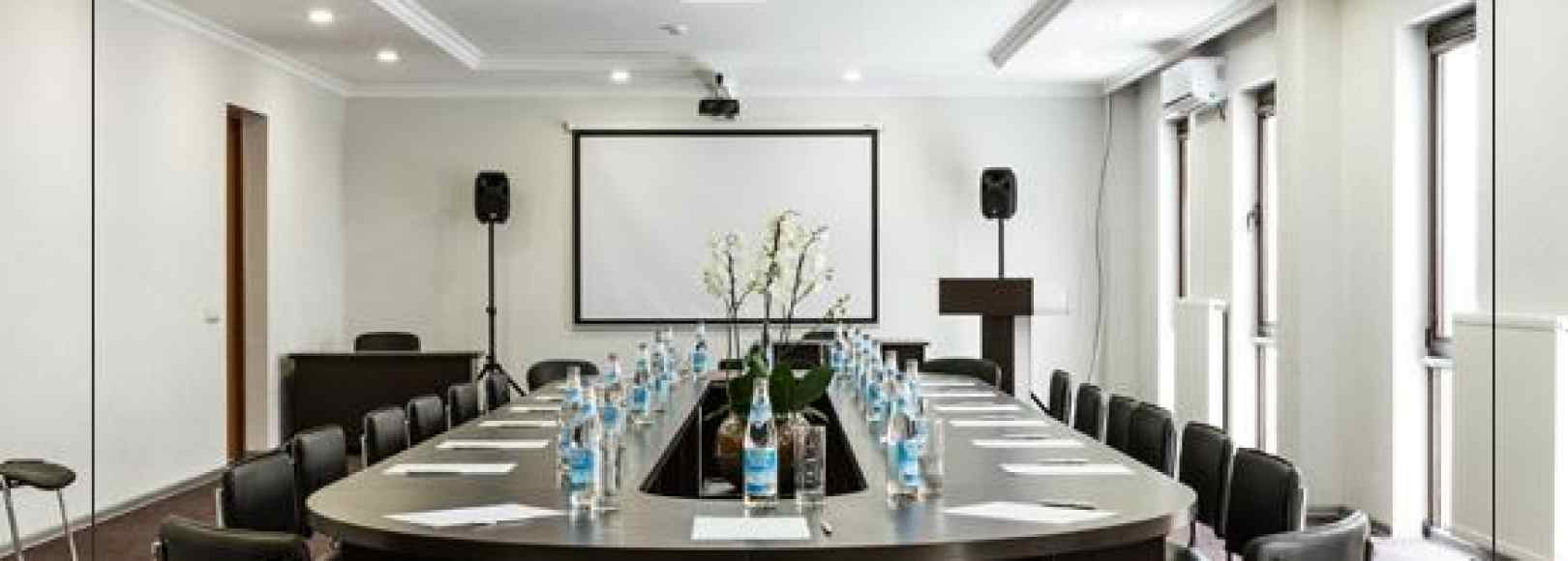 Фотография конференц-зала Роза Ветров