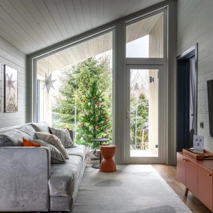 Фотография Коттеджа Частный дом с чаном, зоной BBQ, костровым местом в окружении елочек