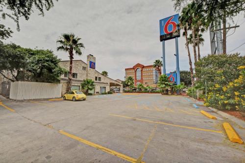 Фотография гостиницы Motel 6-San Antonio, TX - Downtown - Market Square