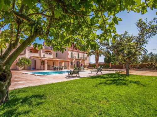 Фотография гостевого дома Huge Holiday Home in Catalonia with Private Swimming Pool