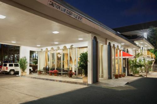 Фотография гостиницы Travelodge by Wyndham Bakersfield