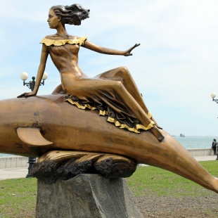 Фотография памятника Девушка на дельфине