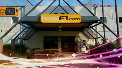 Фотография гостиницы hotelF1 Tours Nord