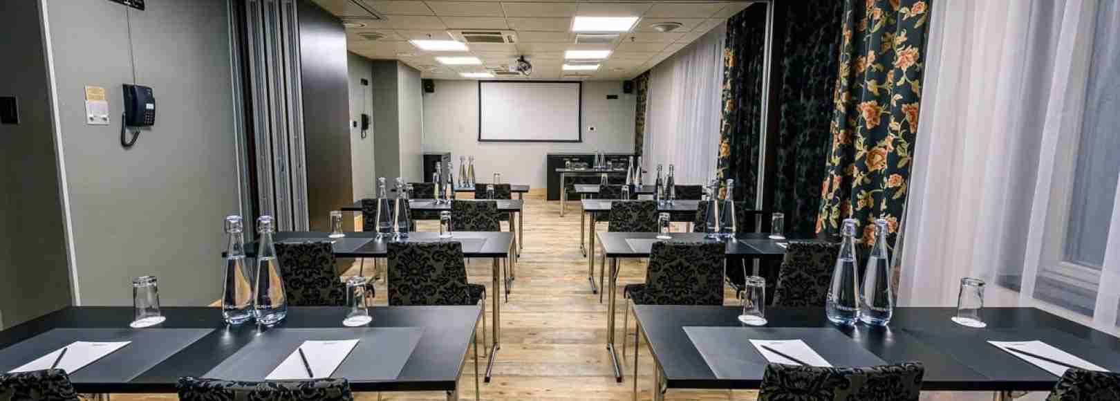 Фотография конференц-зала Зал Chapters