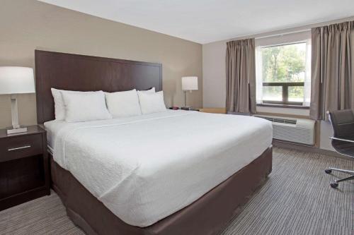 Фотография мини отеля Red Roof Inn & Suites Newburgh - Stewart Airport