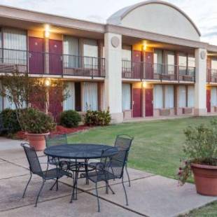 Фотографии гостиницы 
            Days Inn by Wyndham Hillsboro TX