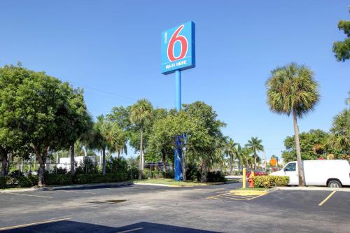 Фотография гостиницы Motel 6-Lantana, FL