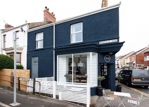 Фотография гостевого дома Beautiful Two Bed Mumbles Flat - with parking space