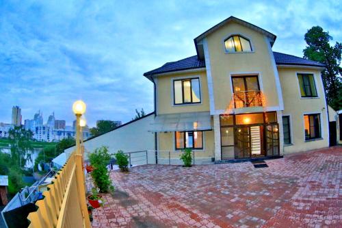 Фотография гостевого дома Коттедж У реки в Мякинино