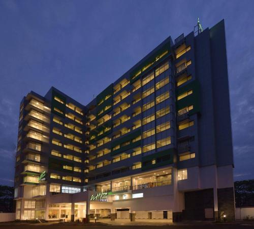 Фотографии гостиницы 
            Whiz Prime Hotel Megamas Manado