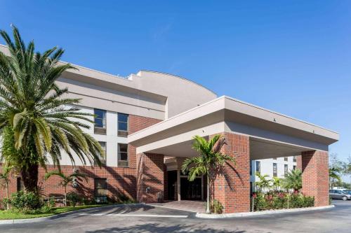 Фотография гостиницы Days Inn & Suites by Wyndham Fort Myers Near JetBlue Park