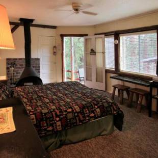 Фотографии мини отеля
Silver Pines Lodge