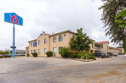 Фотография гостиницы Motel 6-San Antonio, TX - Fiesta Trails