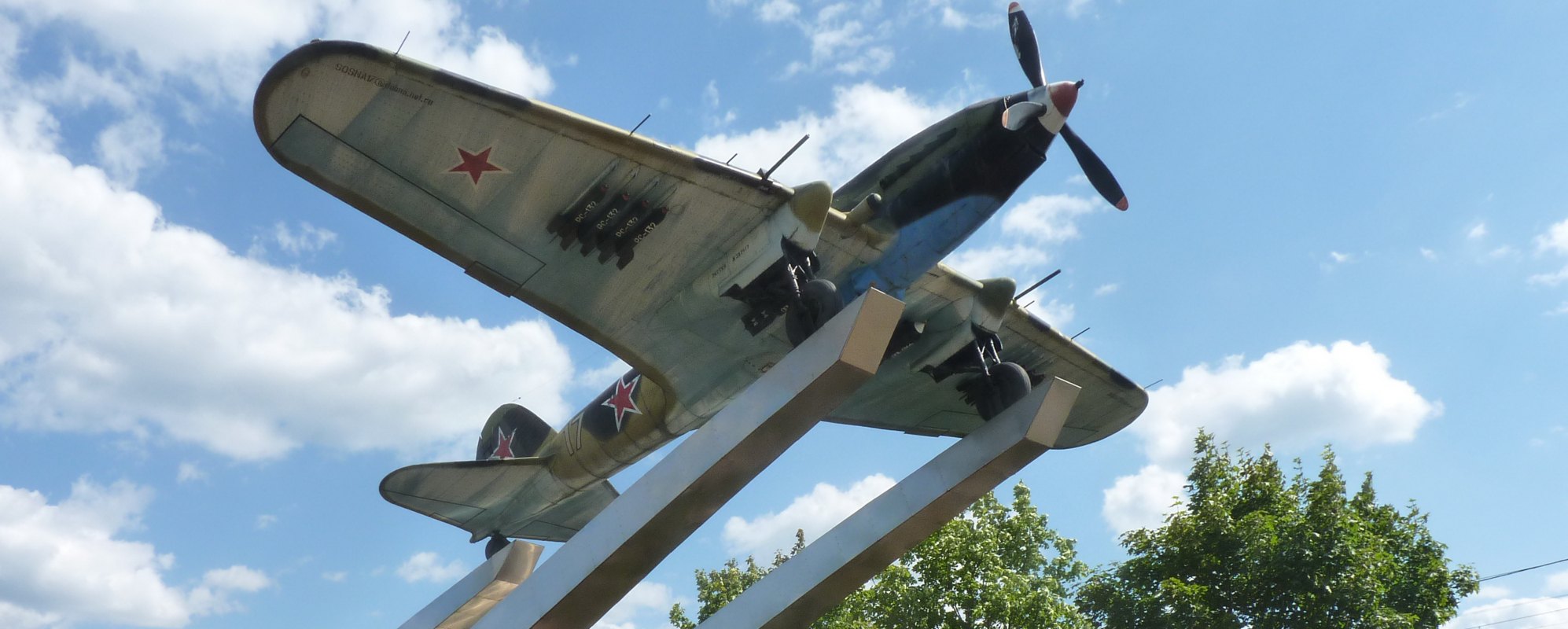 Фотографии памятника 
            Памятник Штурмовик ИЛ-2