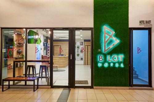 Фотография гостиницы B Lot Hotel