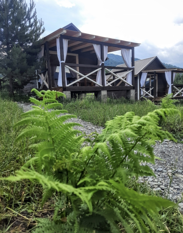 Фотография Коттеджа Частный дом индейца на краю леса леса