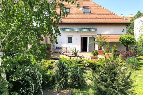 Фотография гостевого дома Full Garden House at Heroes Square