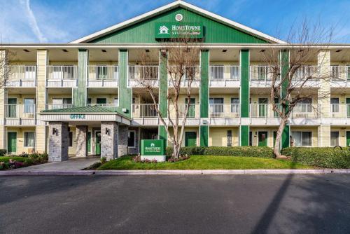 Фотография мотеля HomeTowne Studios by Red Roof Fresno - West