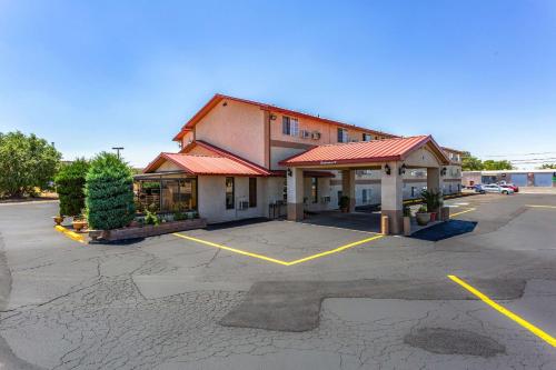 Фотография гостиницы Rodeway Inn Farmington