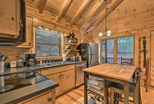 Фотография гостевого дома Little Rock Creek Cabin - 10 Mins to Blue Ridge!