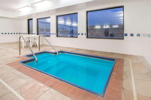 Фотография мотеля Super 8 by Wyndham Big Cabin/Vinita Area