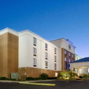 Фотографии гостиницы 
            Holiday Inn Express Hotel & Suites Columbus Airport, an IHG Hotel