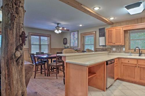 Фотографии гостевого дома
Guntersville Cabin with Fire Pit, Walk to Lake!