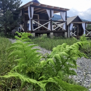 Фотография Коттеджа Частный дом индейца на краю леса леса