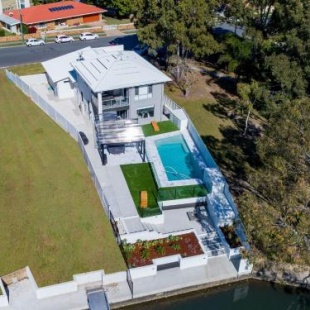 Фотография гостевого дома Stunning Canal Home Oh So Close To The Waterfront