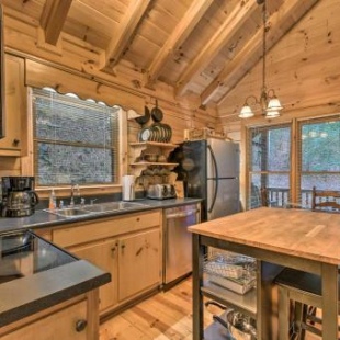 Фотография гостевого дома Little Rock Creek Cabin - 10 Mins to Blue Ridge!