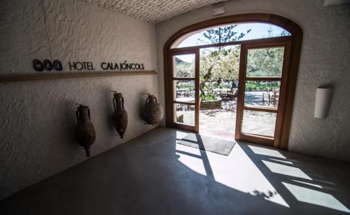 Фотография гостиницы Hotel Cala Joncols