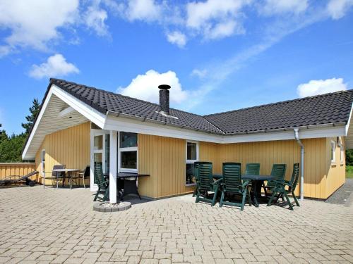 Фотография гостевого дома Three-Bedroom Holiday home in Blåvand 58