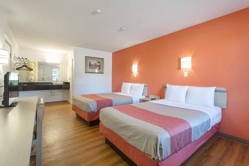 Фотография гостиницы Econo Lodge Inn & Suites