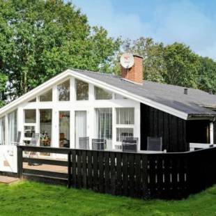 Фотографии гостевого дома
Three-Bedroom Holiday home in Hemmet 5