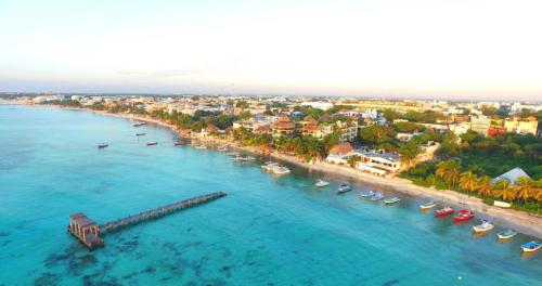 Фотография апарт отеля El Taj Oceanfront and Beachside Condo Hotel