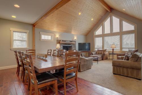 Фотография гостевого дома Five Peaks-AC-Hot Tub-5BR/3.5BA