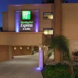 Фотография гостиницы Holiday Inn Express Hotel & Suites Woodland Hills, an IHG Hotel