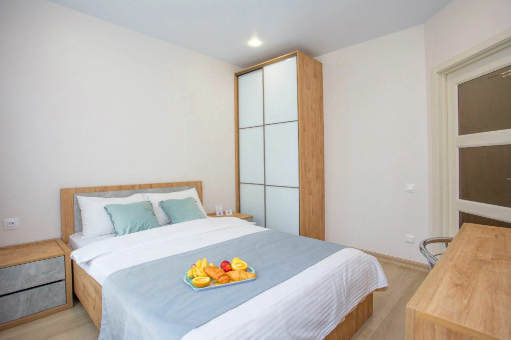 Фотография квартиры Квартира на сутки Парк Челюскинцев Метро в шаговой доступности Кухня объединена с жилой зоной Отдельная спальня Wi-Fi Самозаселение