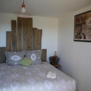 Фотография мини отеля Chambre atypique chez un artiste