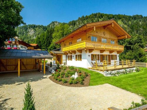 Фотография гостевого дома Chalet unter weiß-blauem Himmel