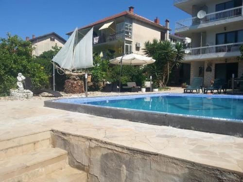 Фотография гостевого дома Family friendly apartments with a swimming pool Stari Grad, Hvar - 583