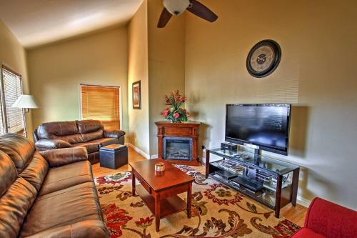 Фотография гостевого дома Flagstaff Townhome with Deck Easy Access Downtown!