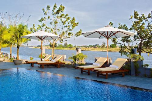 Фотография гостиницы Riverside White House Hotel