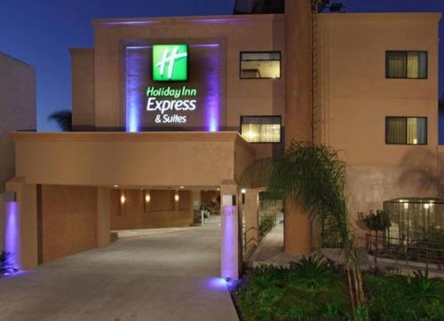 Фотография гостиницы Holiday Inn Express Hotel & Suites Woodland Hills, an IHG Hotel