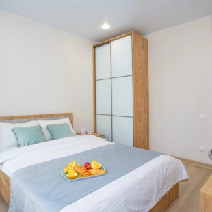 Фотография квартиры Квартира на сутки Парк Челюскинцев Метро в шаговой доступности Кухня объединена с жилой зоной Отдельная спальня Wi-Fi Самозаселение