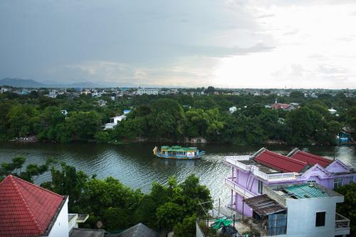 Фотография мини отеля Charming Riverside Hotel